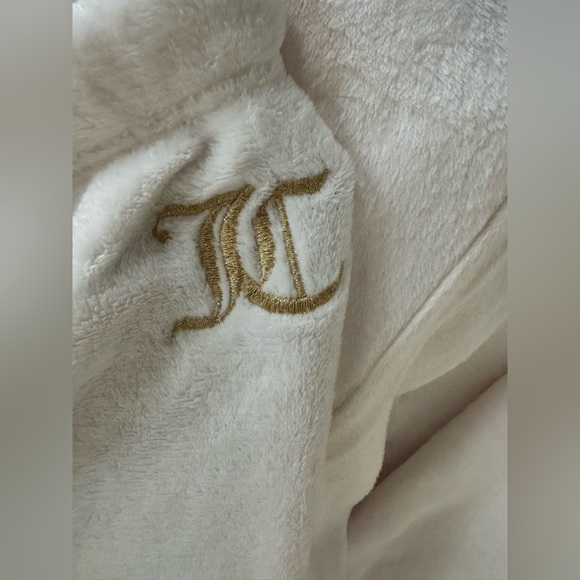 Juicy Couture PJ Set in ivory plush/fuzzy material with gold logo size L new - Picture 6 of 7